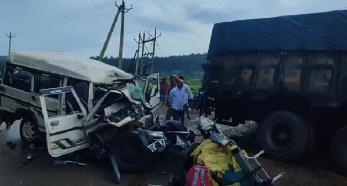 CG में बोलेरो और ट्रक की भीषण टक्कर, 5 की मौत और 5 की हालत गंभीर