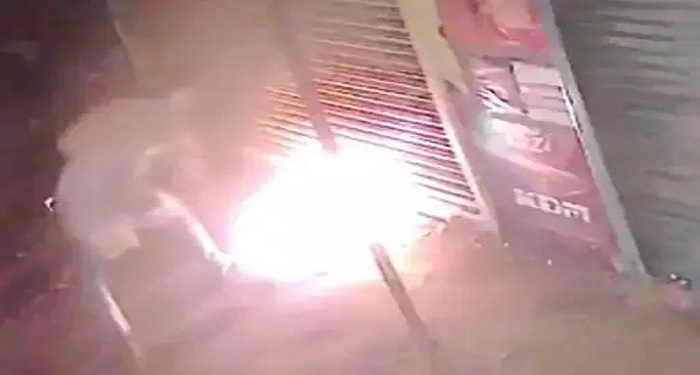 Chhattisgarh: शराब के पैसे नहीं देने पर युवक ने सेलून में लगाई आग, पुलिस से की कार्रवाई की मांग