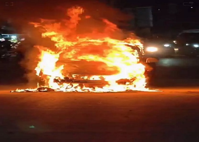 CG – चलते-चलते कार में लगी आग, धुएं के बाद भभक उठी लपटें, मचा हड़कंप