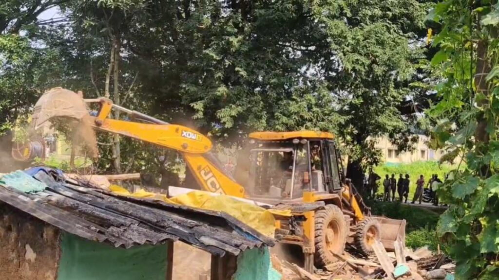 CG News : अवैध कॉलोनी में कार्रवाई से हंगामा, निवासियों ने सरकार से पुनर्वास की मांग की