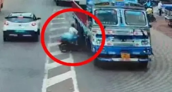 CG में सड़क हादसा: बाइक सवार की ट्रक से टक्कर, मौके पर मौत, सीसीटीवी में कैद हुई दर्दनाक घटना