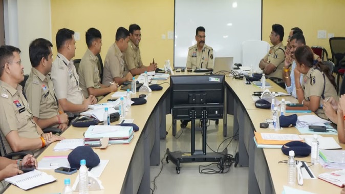 Raipur News: रायपुर पुलिस ने दिवाली-सप्ताह में कानून व्यवस्था सुदृढ़ करने की तैयारियों की समीक्षा