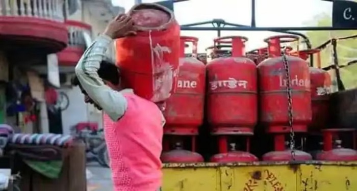 LPG Cylinder Price Hike: महानवमी के दिन LPG सिलेंडर हुआ महंगा, जानें आपके शहर में अब कितना हुआ रेट