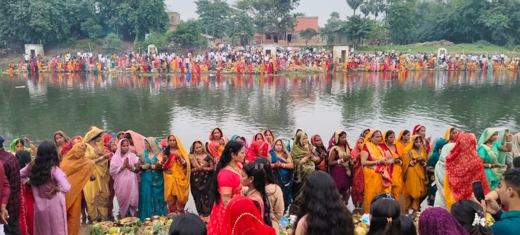 अस्ताचलगामी सूर्य को अर्घ्य देने उमड़ा श्रद्धालुओं का सैलाब भक्ति गीतों और दीपों की रोशनी से आलोकित हुए देशभर के छठ घाट