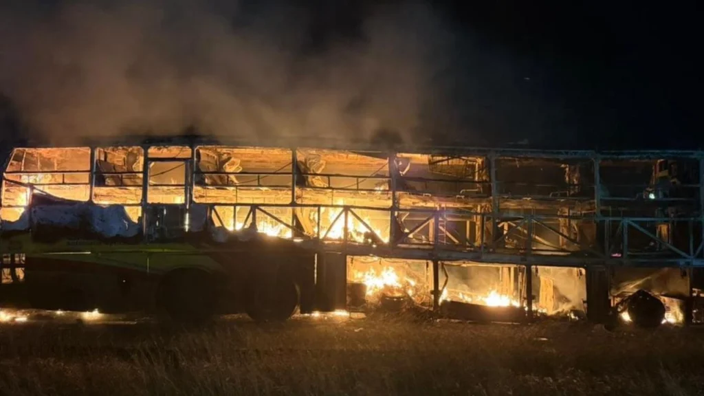 बस बनी आग का गोला: बाइक से टक्कर के बाद भड़की आग, एक की मौत, पत्नी गंभीर