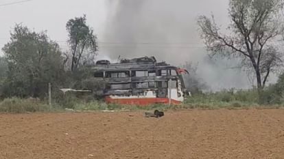 हाईटेंशन लाइन से टकराकर जल उठी बस, दो की मौत – 12 से ज्यादा लोग गंभीर रूप से झुलसे