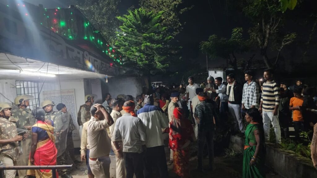 जुआ छापेमारी के दौरान युवक की कुएं में गिरने से मौत, भड़के ग्रामीणों ने थाने में की तोड़फोड़
