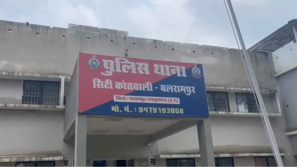 पुलिस लॉकअप में मौत: बलरामपुर पुलिस पर लगा हत्या का आरोप, 48 घंटे से शव लेने को तैयार नहीं स्वजन पुलिस लॉकअप में मौत
