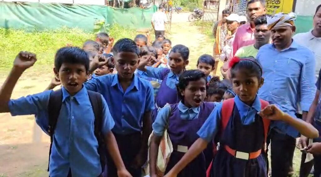 एक शिक्षक पर टिकी पूरी स्कूल की पढ़ाई, अभिभावकों का फूटा गुस्सा — स्कूल में जड़ा ताला बच्चों की रैली और नारेबाजी