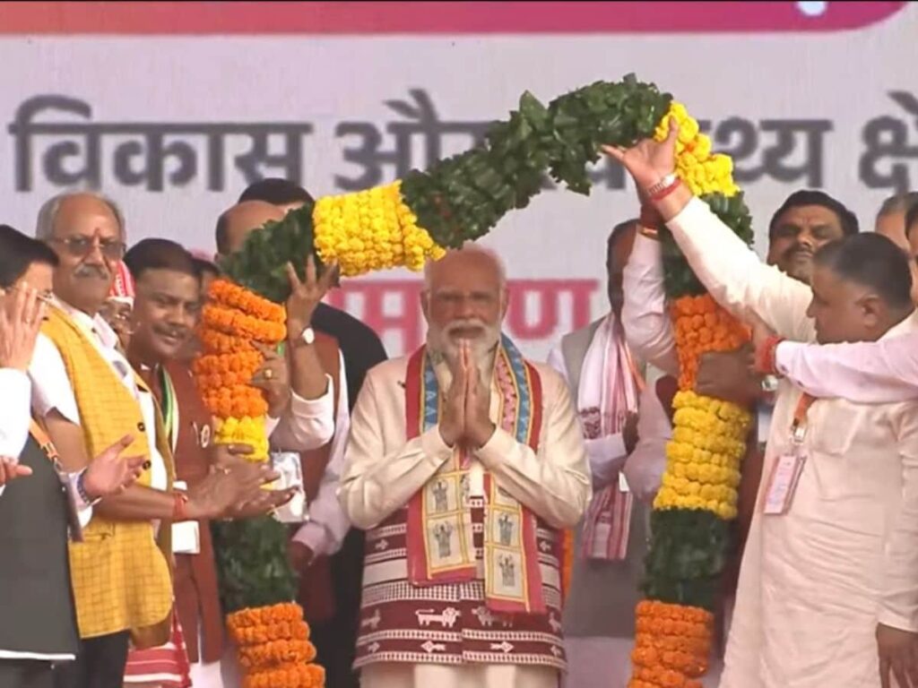 छत्तीसगढ़ रजत महोत्सव : प्रधानमंत्री नरेंद्र मोदी ने सौंपी 14 हजार करोड़ की सौगातें, कहा – छत्तीसगढ़ की स्वर्णिम शुरुआत का दिन