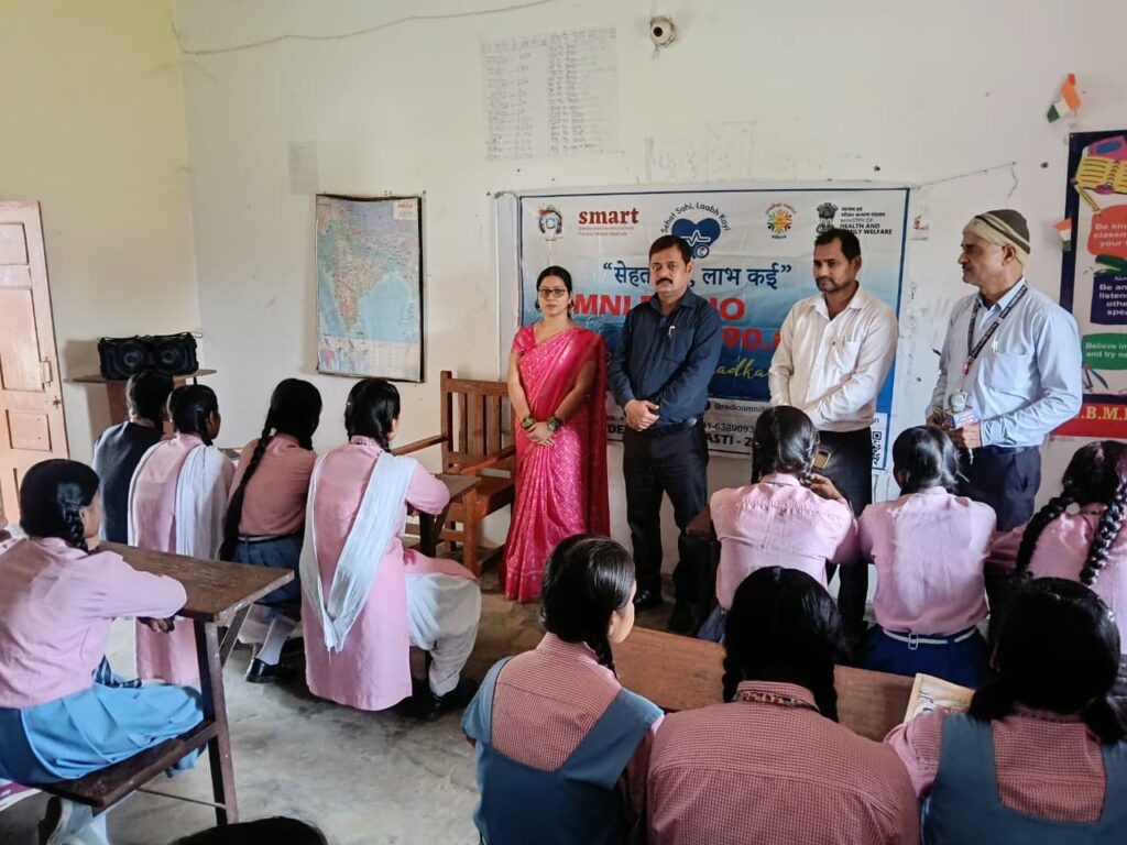 नैरो कास्टिंग के ज़रिए छात्रों को मिली सेहत की नई दिशा बालिका इंटर कॉलेज में ओमनी रेडियो का विशेष आयोजन, स्वास्थ्य जागरूकता पर केंद्रित कार्यक्रम