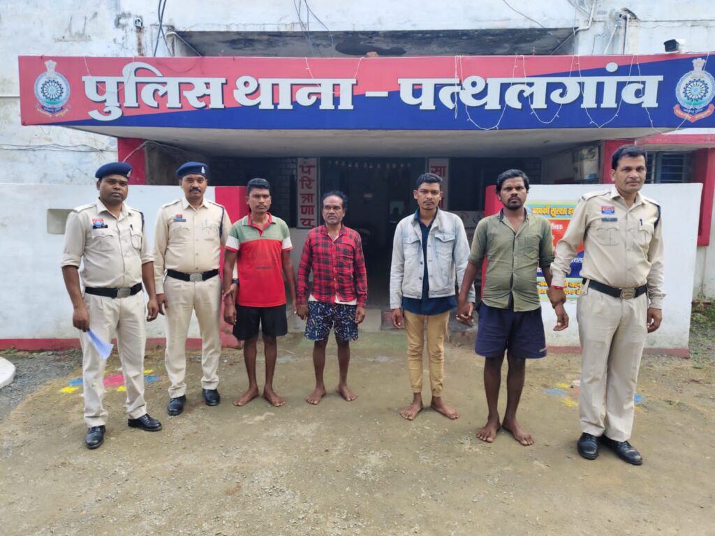 लकड़ी लाने की बात पर हुई थी मारपीट, इलाज के दौरान हुई मौत — पत्थलगांव पुलिस ने चार आरोपियों को किया गिरफ्तार