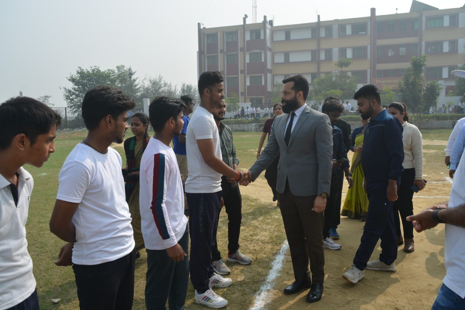 कर्मा देवी ग्रुप, संसारपुर बस्ती द्वारा “स्पर्धा 2025” खेल महोत्सव का भव्य शुभारंभ