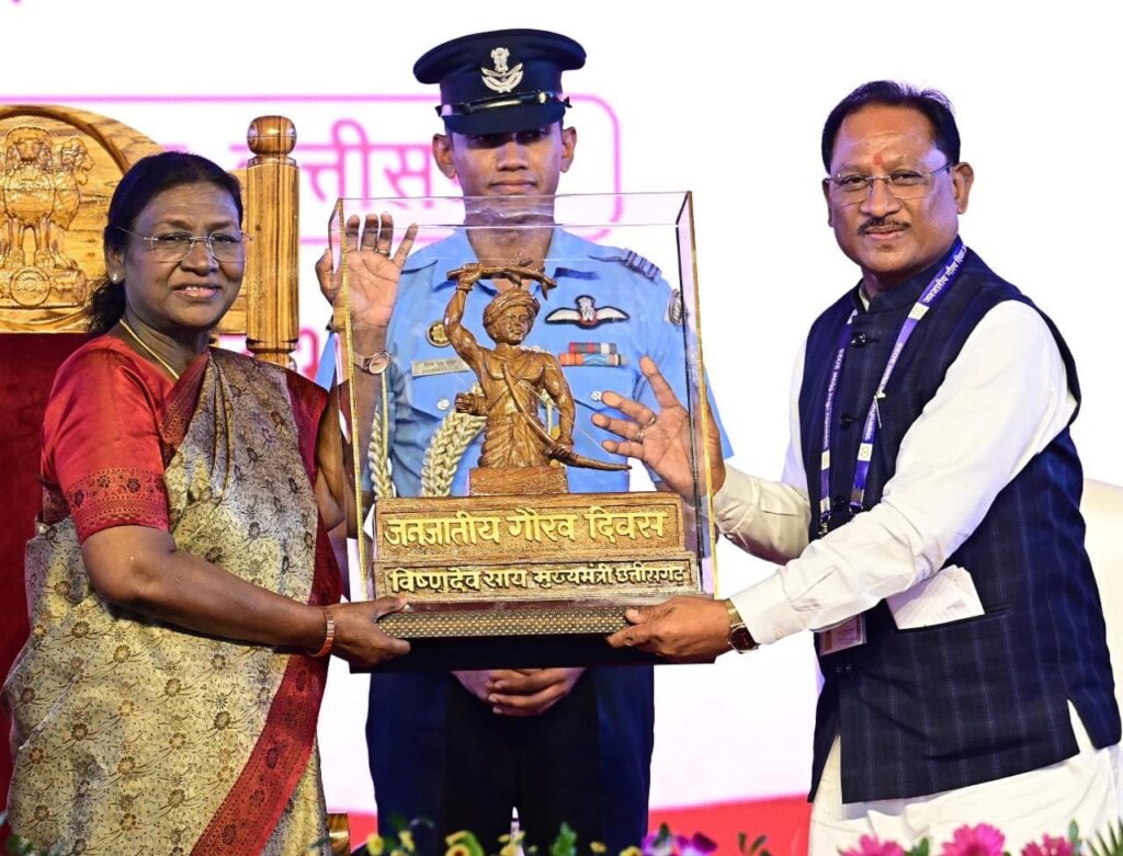 जनजातीय गौरव दिवस समारोह का ऐतिहासिक क्षण : मुख्यमंत्री श्री विष्णु देव साय ने राष्ट्रपति श्रीमती द्रौपदी मुर्मु को भेंट की धरती आबा भगवान बिरसा मुंडा की बस्तर आर्ट प्रतिमा