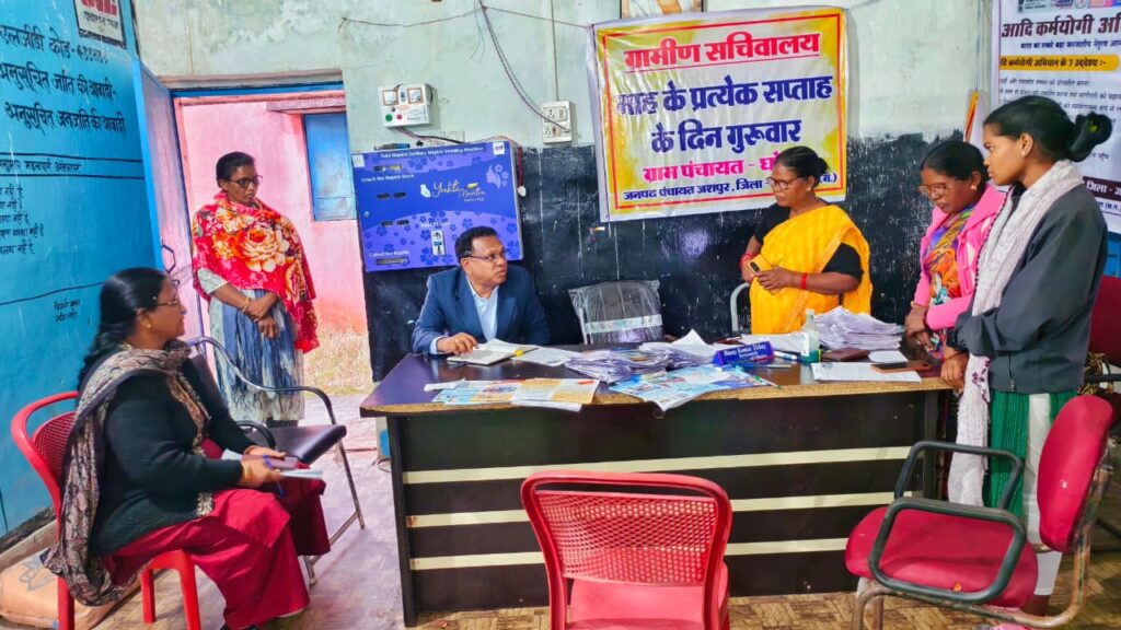 सरगुजा कमिश्नर ने जशपुर के मतदान केन्द्रों का किया निरीक्षण बीएलओ को गंभीरता से कार्य कर लक्ष्य पूरा करने के निर्देश