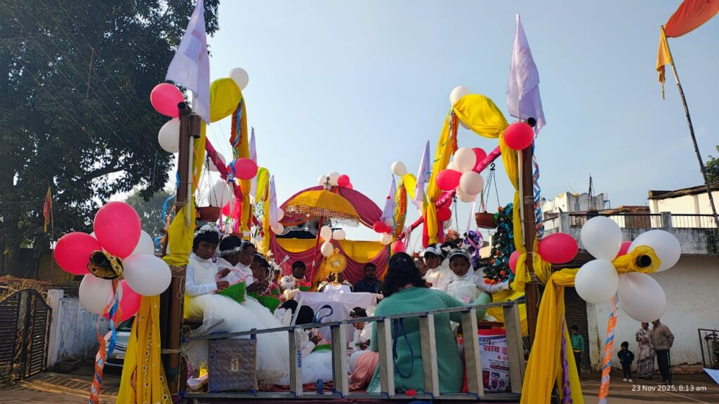 ख्रीस्त राजा पर्व पर निकली भव्य शोभायात्रा शहर में गूंजा शांति, प्रेम और सद्भाव का संदेश