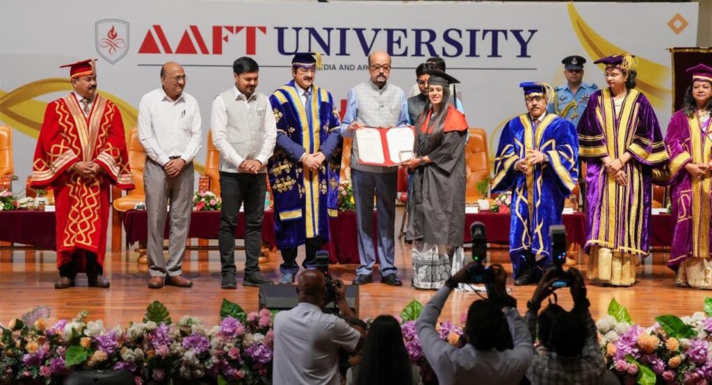 राज्यपाल रमेन डेका ने सुरभि मोटवानी को स्वर्ण पदक से नवाज़ा, रायगढ़ का गौरव बढ़ा