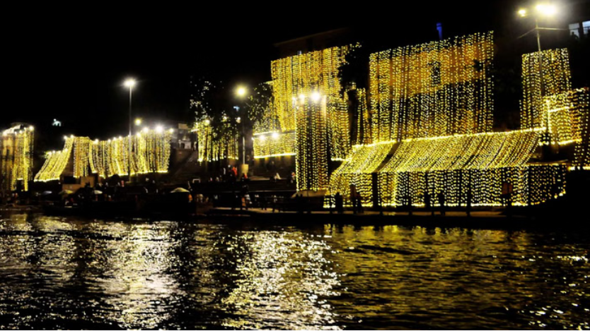 देव दीपावली पर झिलमिलाएगी काशी: गंगा घाटों पर दीपों का सागर,शिव भजनों की धुन पर होगा ग्रीन एरियल फायर लेजर शो और ‘ग्रीन क्रैकर्स’ से सजेगी दिव्यता