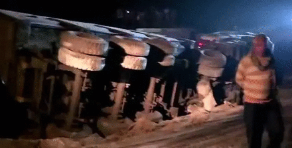 NH-49 पर भीषण सड़क हादसा: बारात से लौट रही स्कॉर्पियो ट्रक से भिड़ी, 5 की मौत, 3 गंभीर घायल