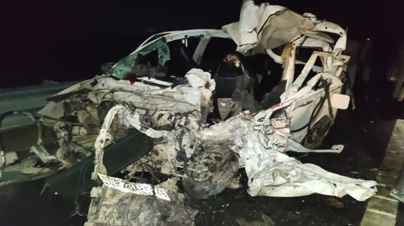 भीषण सड़क हादसा: एक ही परिवार के छह लोगों की मौत, कार और पिकअप में जबरदस्त टक्कर —चार की हालत नाज़ुक