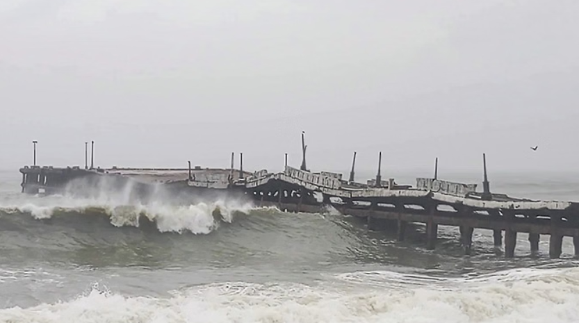 तबाही मचाने के लिए आगे बढ़ रहा है चक्रवाती तूफान दित्वा