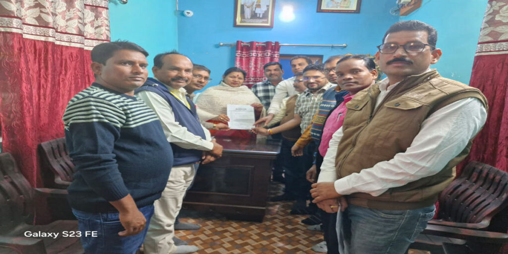 सर्व शिक्षक संघ ने उठाई आवाज़, पूर्व नियुक्त शिक्षकों के लिए TET अनिवार्यता समाप्त करने ज्ञापन सौंपा सर्व शिक्षक संघ ने उठाई आवाज़, पूर्व नियुक्त शिक्षकों के लिए TET अनिवार्यता समाप्त करने ज्ञापन सौंपा