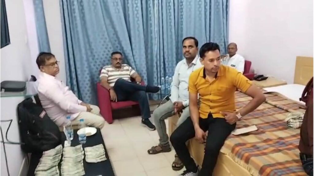 1.20 लाख की रिश्वत मांगने वाले नायब तहसीलदार की फिल्मी स्टाइल में गिरफ्तारी 1.20 लाख की रिश्वत मांगने वाले नायब तहसीलदार