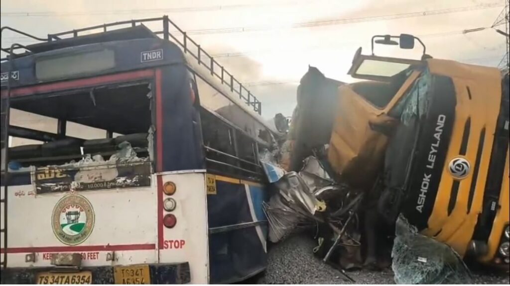 भीषण सड़क हादसा, बस और ट्रक की टक्कर में 17 की मौत, कई घायल