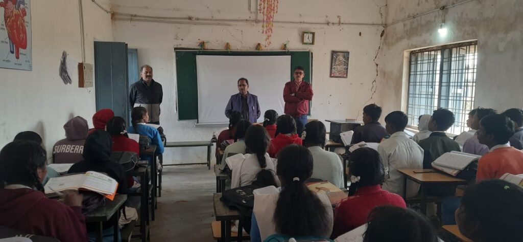 जिला शिक्षा अधिकारी एम. आर. यादव का आकस्मिक निरीक्षण, बच्चों में बोर्ड परीक्षा को लेकर उत्साह