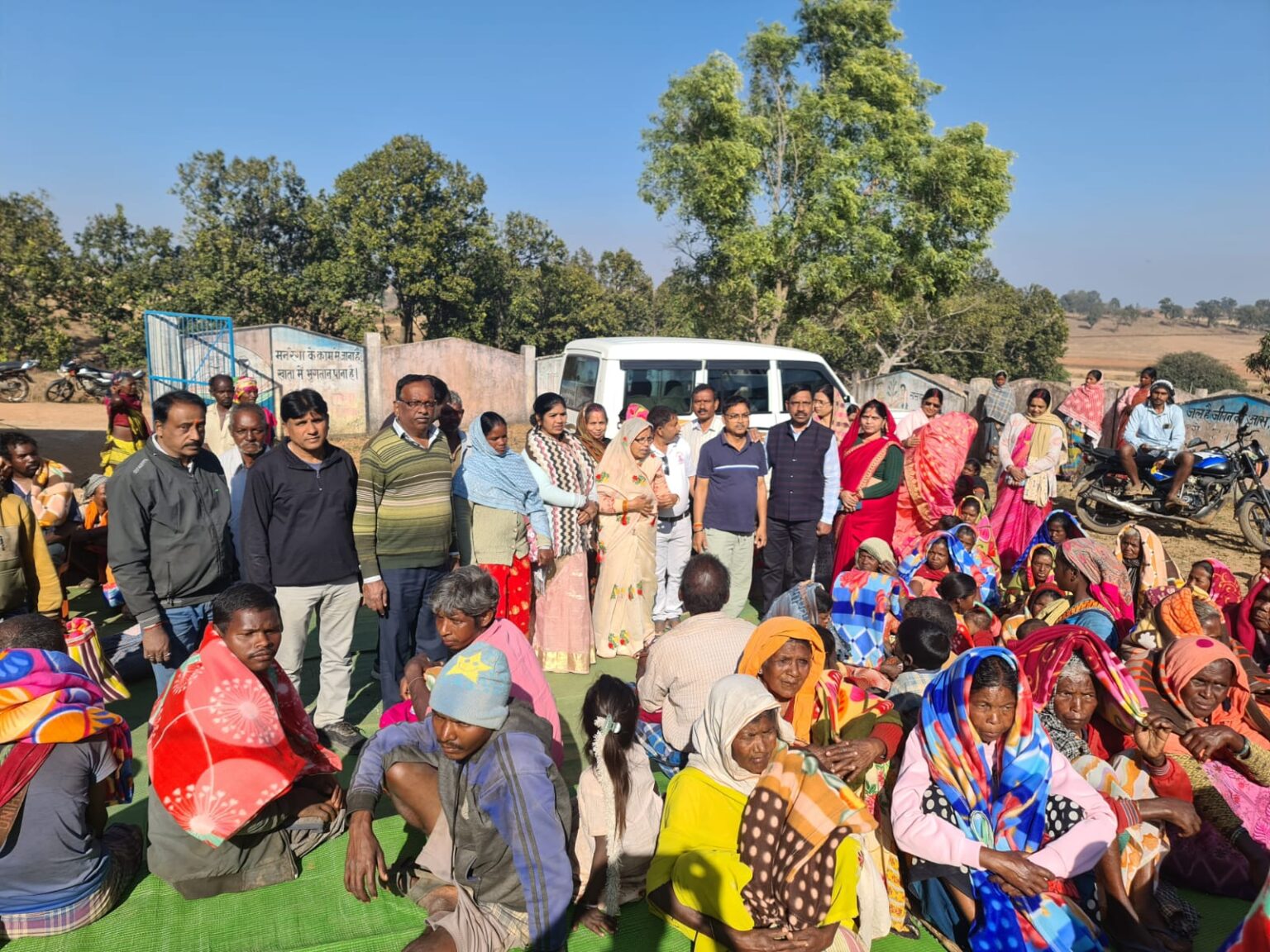 श्री सर्वेश्वरी समूह शाखा ‘औघड़ की तकिया’ बगीचा द्वारा पहाड़ी कोरवा परिवारों को 150 कंबलों का वितरण