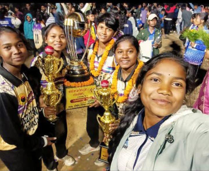 कप्तान आकांक्षा और झुमूर की शानदार पारियों से MCC इचकेला जशपुर बनी रानी दुर्गावती बालिका क्रिकेट प्रतियोगिता 2025 की विजेता
