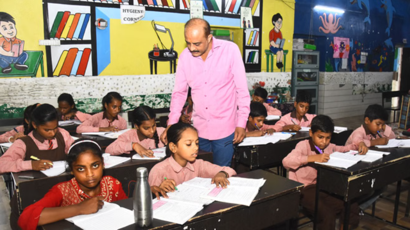 अब ऑनलाइन होगी प्राथमिक शिक्षकों की हाजिरी, स्कूल शुरू होने के एक घंटे के भीतर देनी होगी उपस्थिति