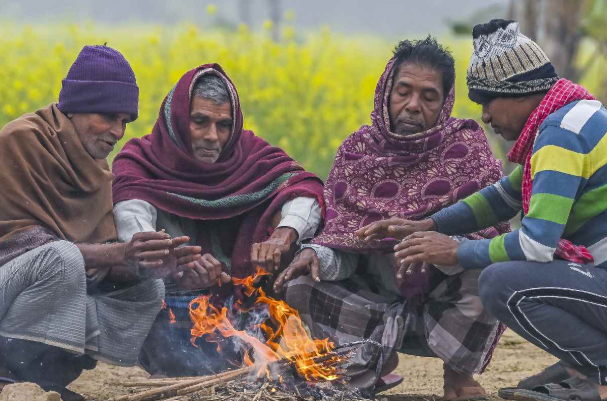कड़ाके की ठंड का कहर, कई जिलों में तापमान 10 डिग्री से नीचे, शीतलहर और घने कोहरे का अलर्ट