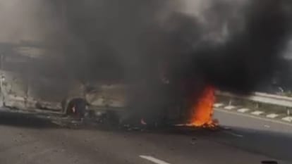 दिल दहला देने वाली घटना: दो कारों की टक्कर के बाद आग में जिंदा जले पाँच लोग, कुछ ही सेकंड में बदल गया सब कुछ