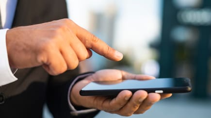 नए साल से मोबाइल चलाना पड़ेगा महंगा, 4जी और 5जी टैरिफ में 20 फीसदी तक बढ़ोतरी के संकेत