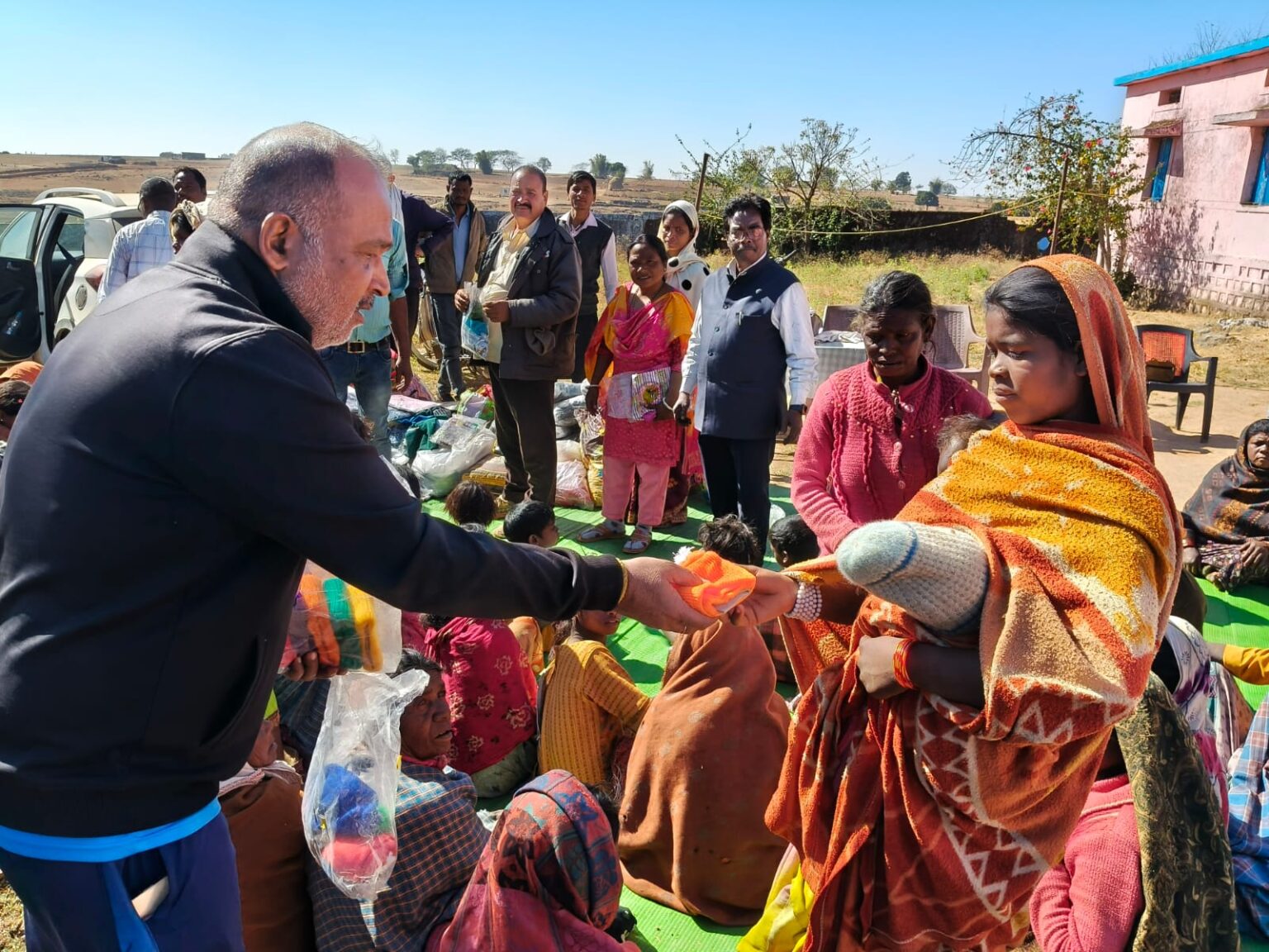 छत्तीसगढ़ टीचर्स एसोसिएशन द्वारा “मुस्कान अभियान” के तहत गरीब बच्चों को गर्म कपड़ों का वितरण:-ठंड में संवेदनशील पहल