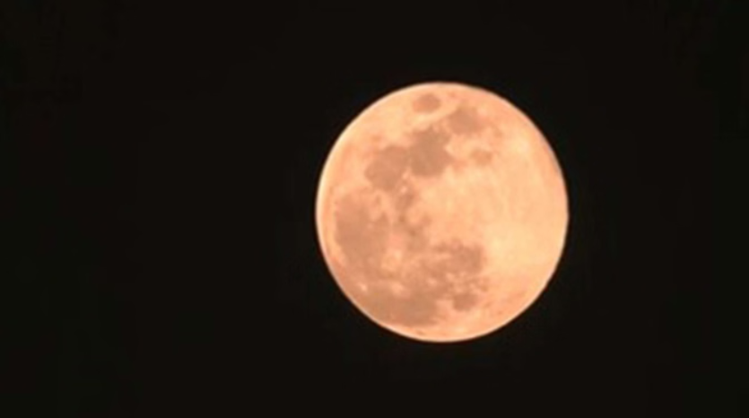 साधारण नहीं था शनिवार का चांद, पूर्णिमा की रात बनी खास; नए साल के पहले सुपरमून ने देश को किया मंत्रमुग्ध