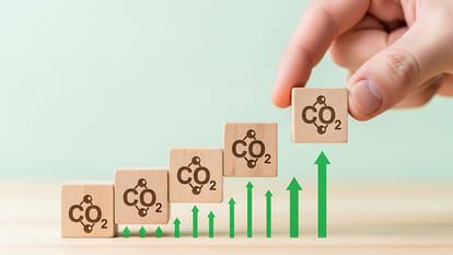 सूरज की रोशनी से ईंधन बनाएगा भारत आईआईटी गुवाहाटी ने CO₂ को मेथनॉल में बदलने की क्रांतिकारी तकनीक खोजी