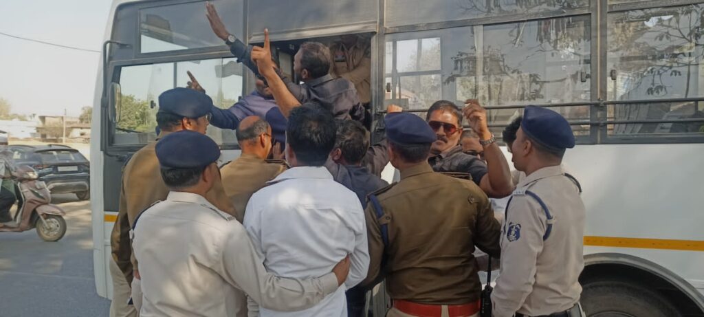 आदिवासी जनप्रतिनिधि के अपमान और सीएमओ की तानाशाही के विरोध में कांग्रेसियों की गिरफ्तारी