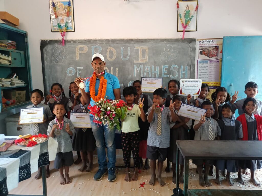 राष्ट्रीय एथलेटिक्स में शिक्षक महेश तिर्की ने जीते 5 पदक, स्कूल में हुआ भव्य स्वागत