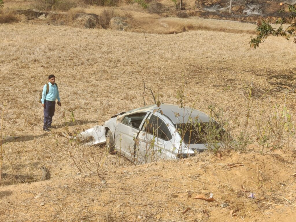 दमेरा मार्ग पर भीषण हादसा: अनियंत्रित होकर पुल के नीचे गिरी तेज रफ्तार कार, 5 लोग घायल