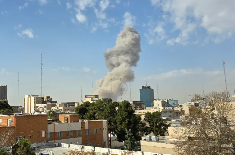 पश्चिम एशिया में कोहराम: ईरान का अमेरिकी ठिकानों पर पलटवार, भारत ने की शांति की अपील