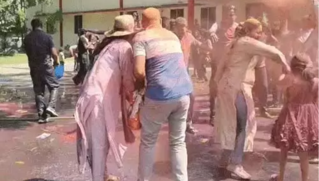होली के रंगों में आज छत्तीसगढ़ पुलिस: कड़ी ड्यूटी के बाद जवानों ने जमकर मनाई होली
