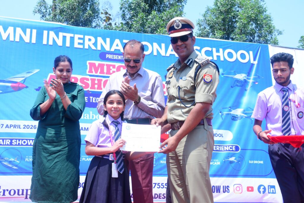 ओमनी इंटरनेशनल स्कूल में मेगा ड्रोन एयर शो, छात्रों ने लिया तकनीक का अनुभव, डीआईजी संजीव त्यागी की उपस्थिति में छात्रों ने लिया ड्रोन उड़ाने का अनुभव, ब्रेनपाई इनोवेशन लैब के सहयोग से हुआ आयोजन