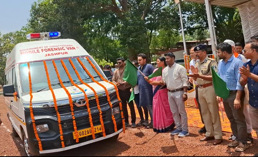 लैब ऑन व्हील्स: अब घटनास्थल पर ही होगी वैज्ञानिक जांच, जशपुर पुलिस को मिली अत्याधुनिक मोबाइल फॉरेंसिक वैन