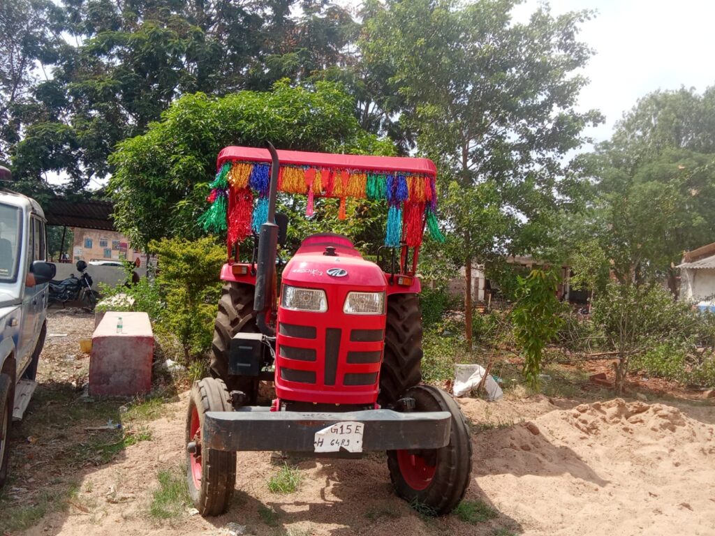 मौत बनकर दौड़ा ट्रैक्टर, दहशत में भागे मजदूर: सेदम पुल निर्माण स्थल पर बड़ा हादसा टला सुरक्षा इंतजामों के बिना चल रहा था निर्माण कार्य, ग्रामीणों ने उठाए गंभीर सवाल