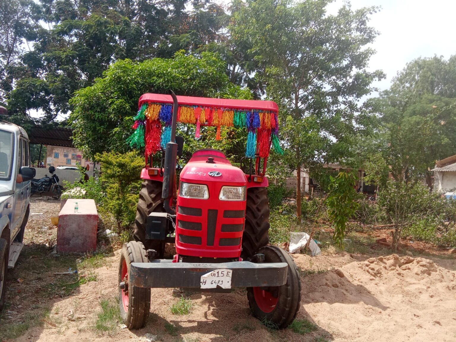 मौत बनकर दौड़ा ट्रैक्टर, दहशत में भागे मजदूर: सेदम पुल निर्माण स्थल पर बड़ा हादसा टला सुरक्षा इंतजामों के बिना चल रहा था निर्माण कार्य, ग्रामीणों ने उठाए गंभीर सवाल