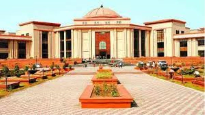 छत्तीसगढ़ हाई कोर्ट का बड़ा फैसला: 10 साल से कार्यरत 11 कंप्यूटर ऑपरेटरों की सेवा समाप्ति और वेतन पर सरकार को निर्देश