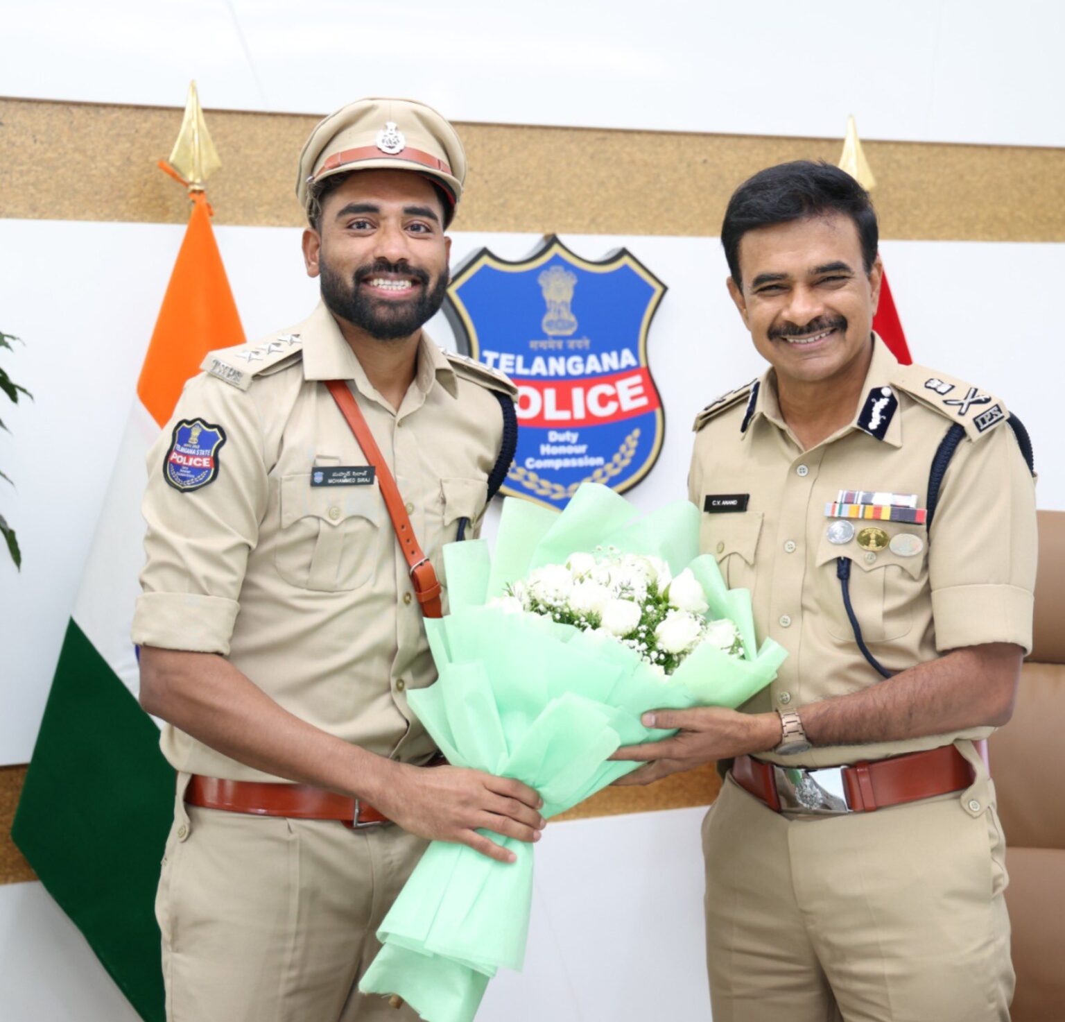 Mohammed Siraj DSP: क्रिकेट के बाद अब खाकी की नई पारी, तेलंगाना पुलिस में जॉइनिंग के बाद DGP से मुलाकात चर्चा में Mohammed Siraj DSP