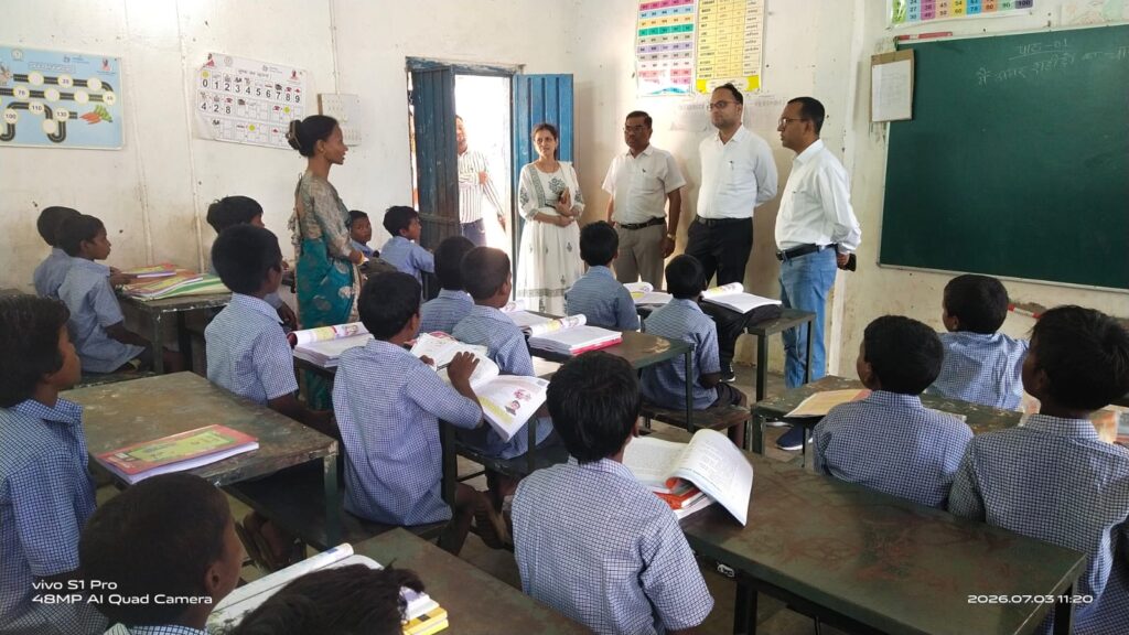 बतौली में कलेक्टर अजीत वसंत का सख्त एक्शन:- आंगनबाड़ी सुपरवाइजर का वेतन रोकने के निर्देश,,,स्कूलों में शिक्षकों की कमी पर तत्काल कार्रवाई
